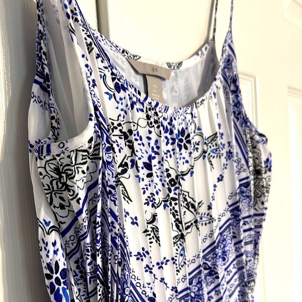 2 for $20✨NWOT - H&M Blue and White Pleated Dress | Size Small - Picture 4 of 6